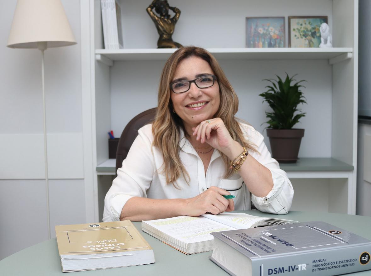 Paula Karam — Psicóloga, Direção Clínica da Cognicom Global. Especialista em TCC com DSM na mesa.